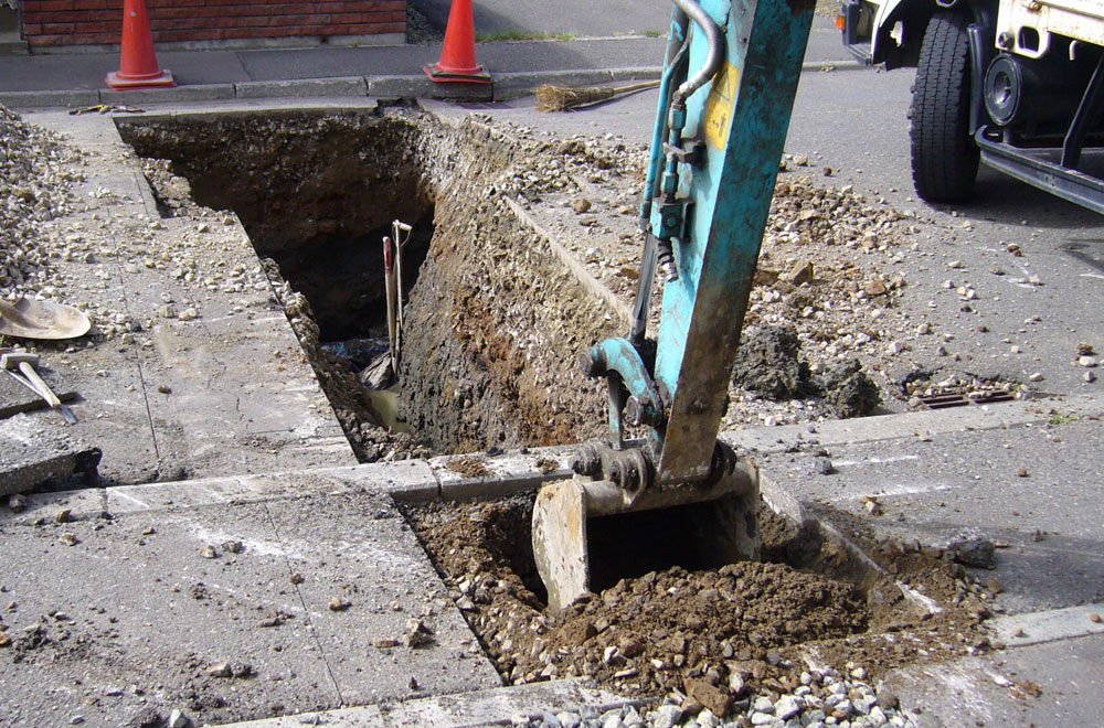 道路に埋設されている給水管を太い管に交換します。