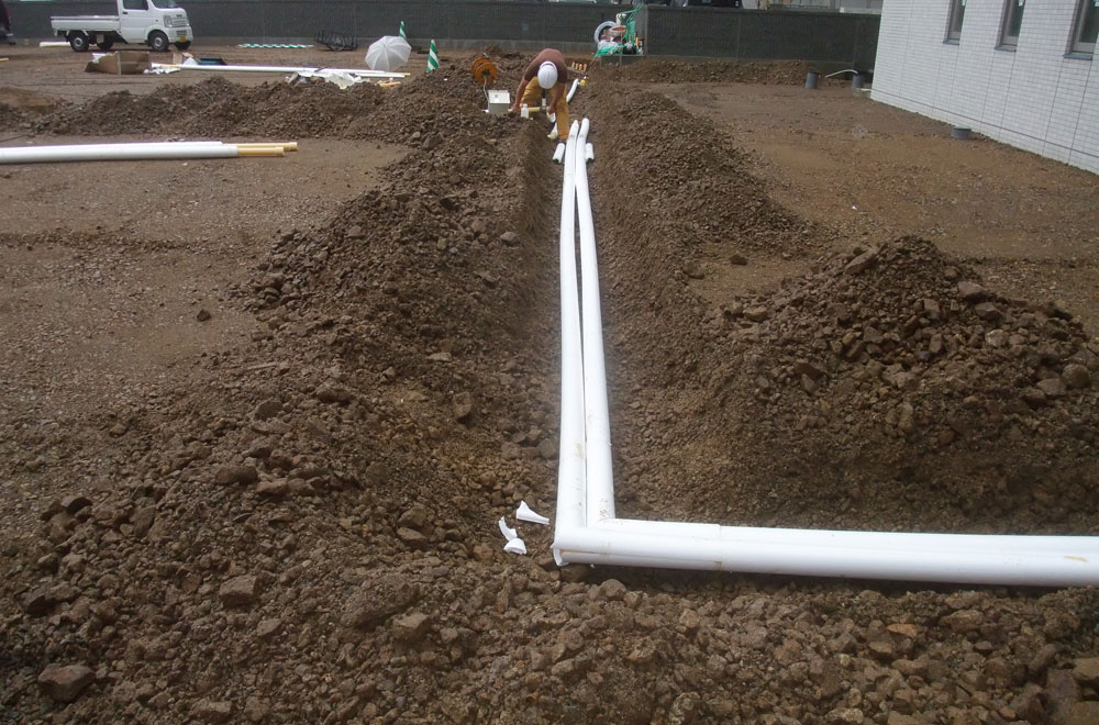 ボイラからヘッダー(温水を分岐させるための機器)へ繋ぐため、メイン配管を敷設します。